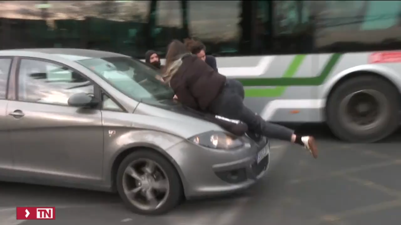 Una conductora embiste a tres activistas feministas en Barcelona