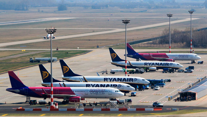 Aviones en el aeropuerto internacional de Budapest-Ferenc Liszt / bud.hu