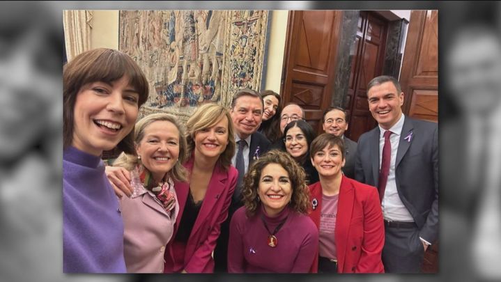 Pedro Sánchez con ministros socialistas en el Congreso / Emisión