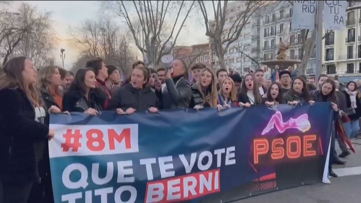 La pancarta de Nuevas Generaciones expulsada de la marcha de la Comisión del 8M / REDACCIÓN