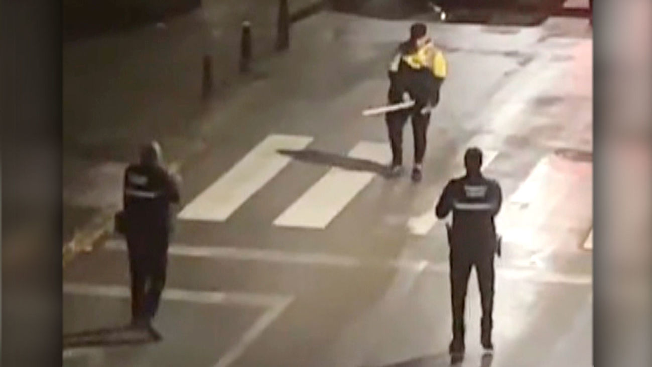 Detienen a un joven que paseaba por Barbate armado con una catana y un cuchillo