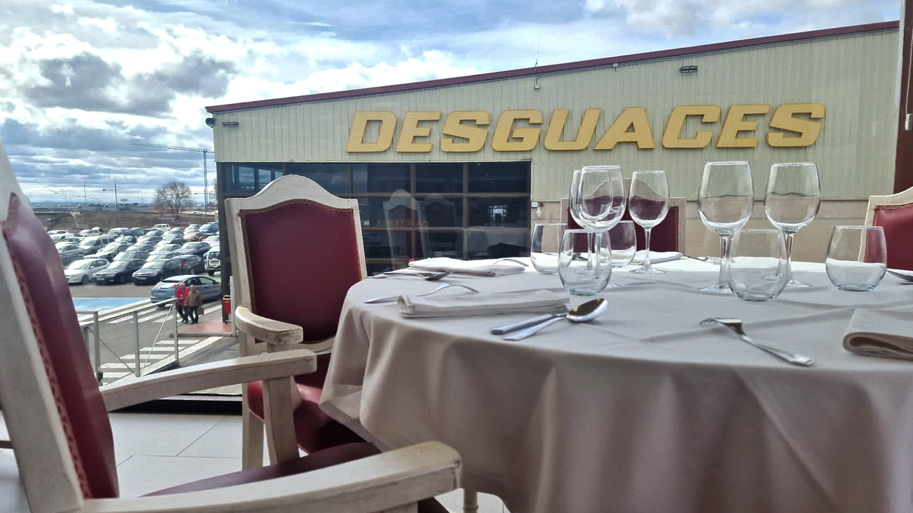 Un restaurante de alta cocina en el mayor desguace del mundo