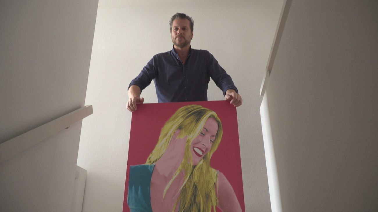 Jota Abril muestra el huerto urbano que tiene en su casa