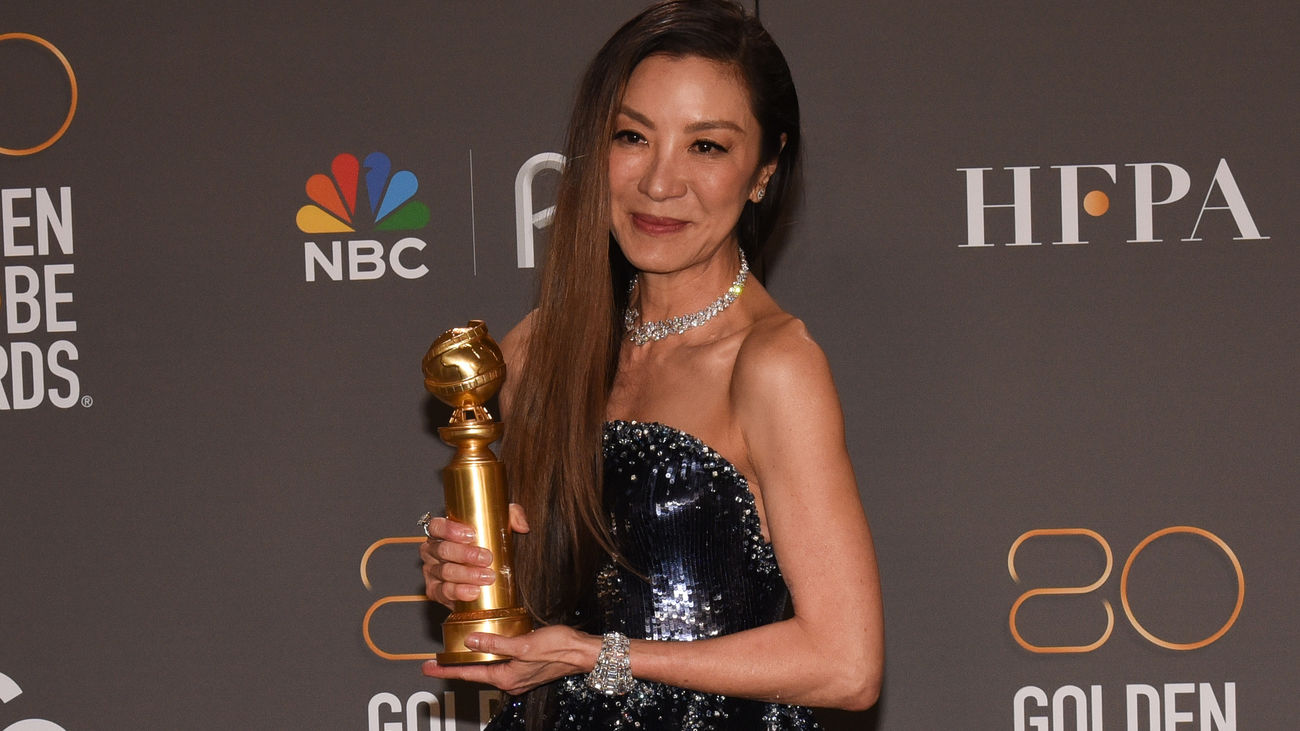 Michelle Yeoh, posa con el premio a Mejor Actriz en los Globos de Oro