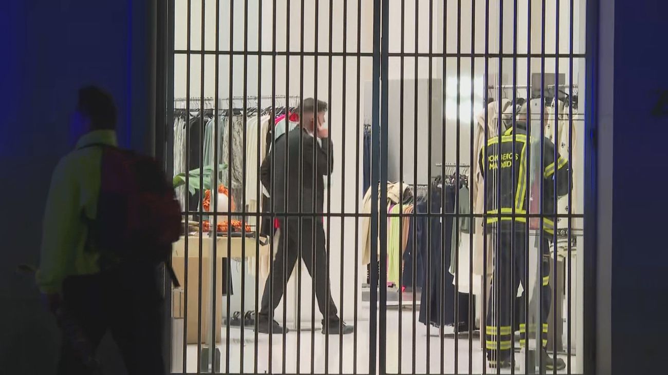 Un incendio obliga a desalojar el Zara de Plaza de España