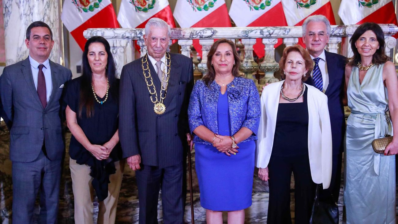 Vargas Llosa posa con la presidenta de Perú