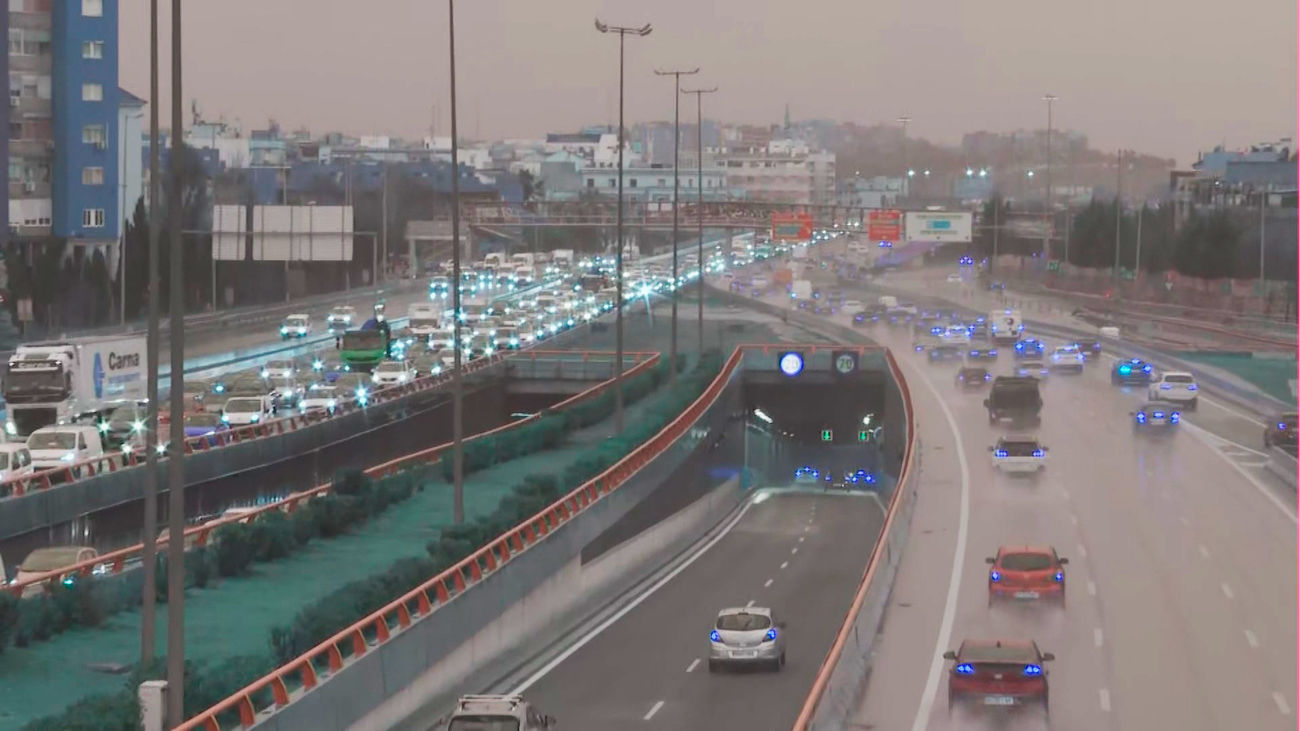 Las lluvias complican el tráfico a primera hora de la mañana en Madrid