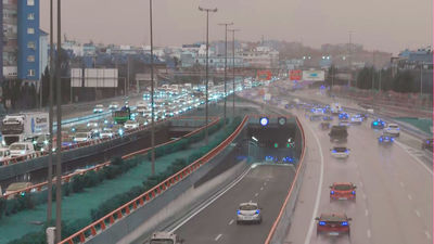 Las lluvias complican el tráfico a primera hora de la mañana en Madrid