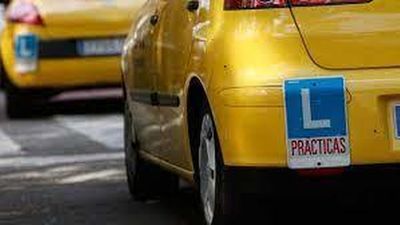 Las autoescuelas españolas advierten a la UE del riesgo de obtener el permiso B con 17 años