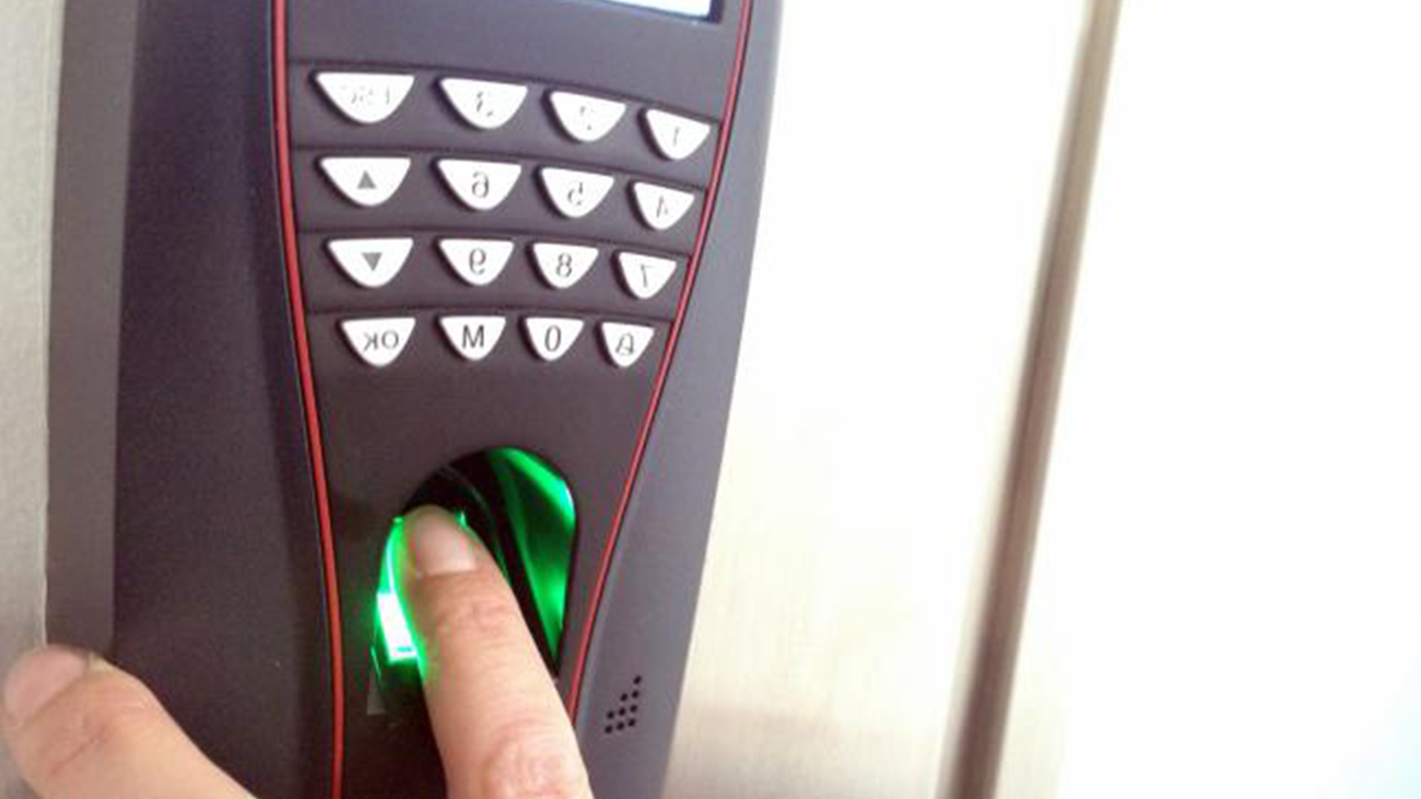 El Supremo avala que los trabajadores tengan que fichar cuando salen a fumar o tomar café