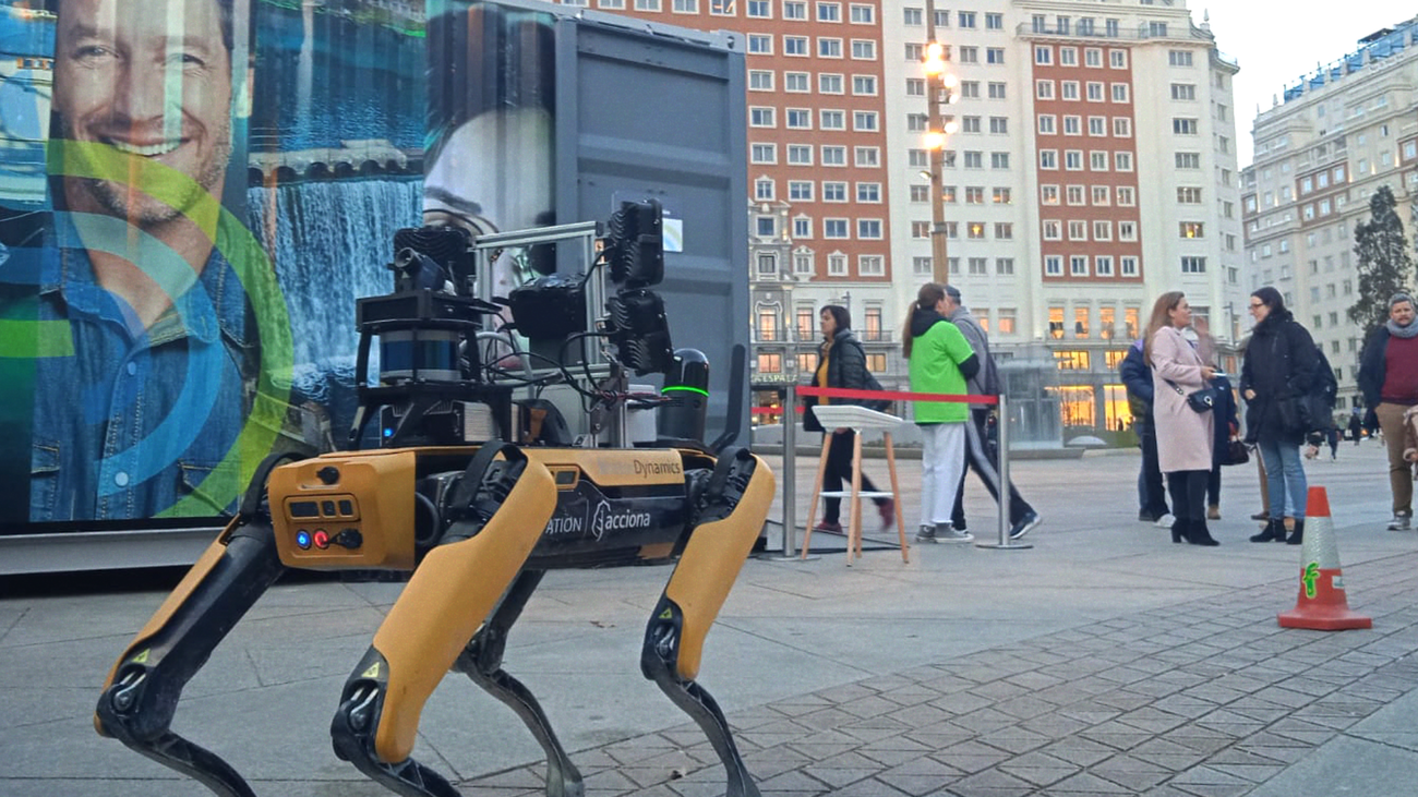 Llega a la Plaza de España el perro robot capaz de inspeccionar obras de construcción de túneles
