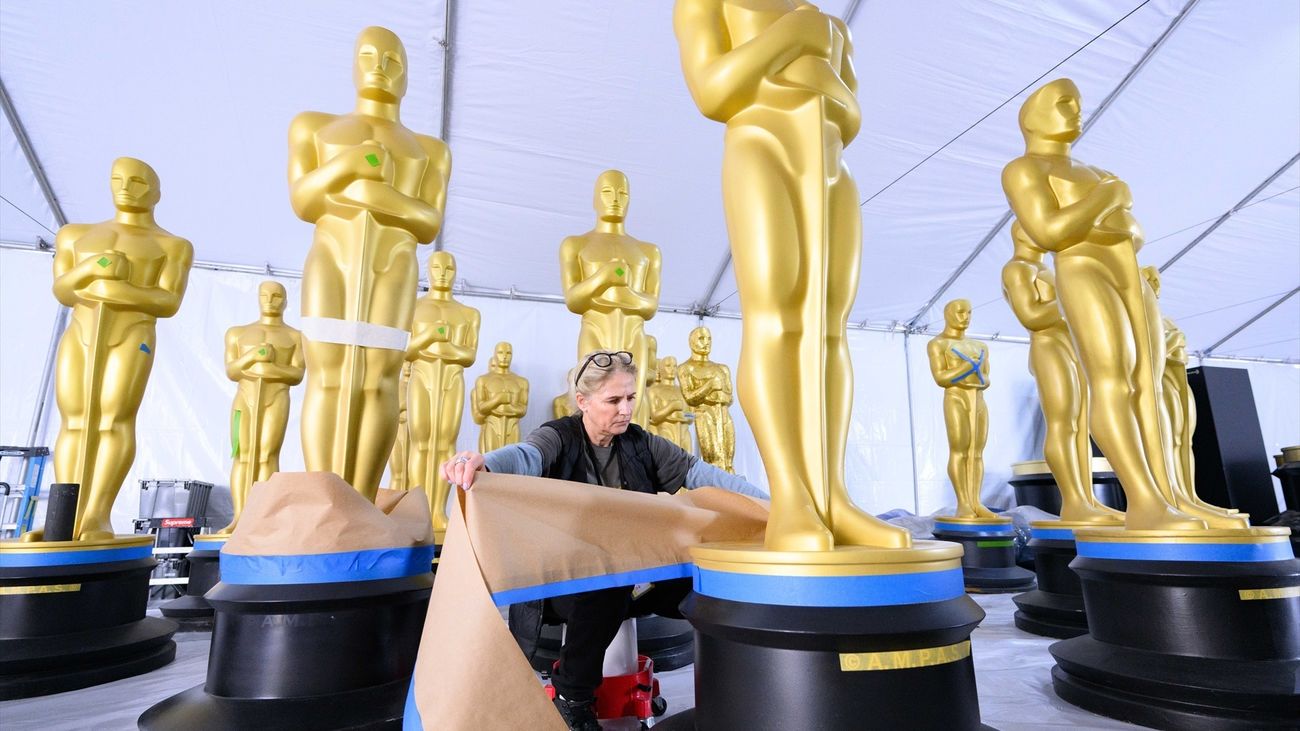 Preparando las estatuas doradas que van a adornar la ceremonia de los Oscar 2023
