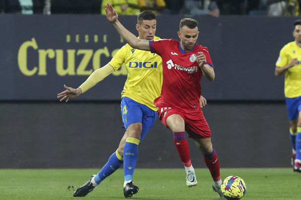 Borja Mayoral ante el Cádiz / EFE