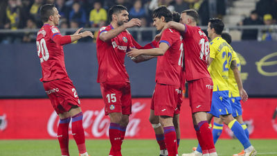 El Getafe gana un punto en el minuto 105 tras empatar con el Cádiz, 2-2