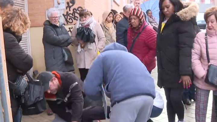 Caos a las puertas de una oficina de la Seguridad Social en Vallecas / TELEMADRID