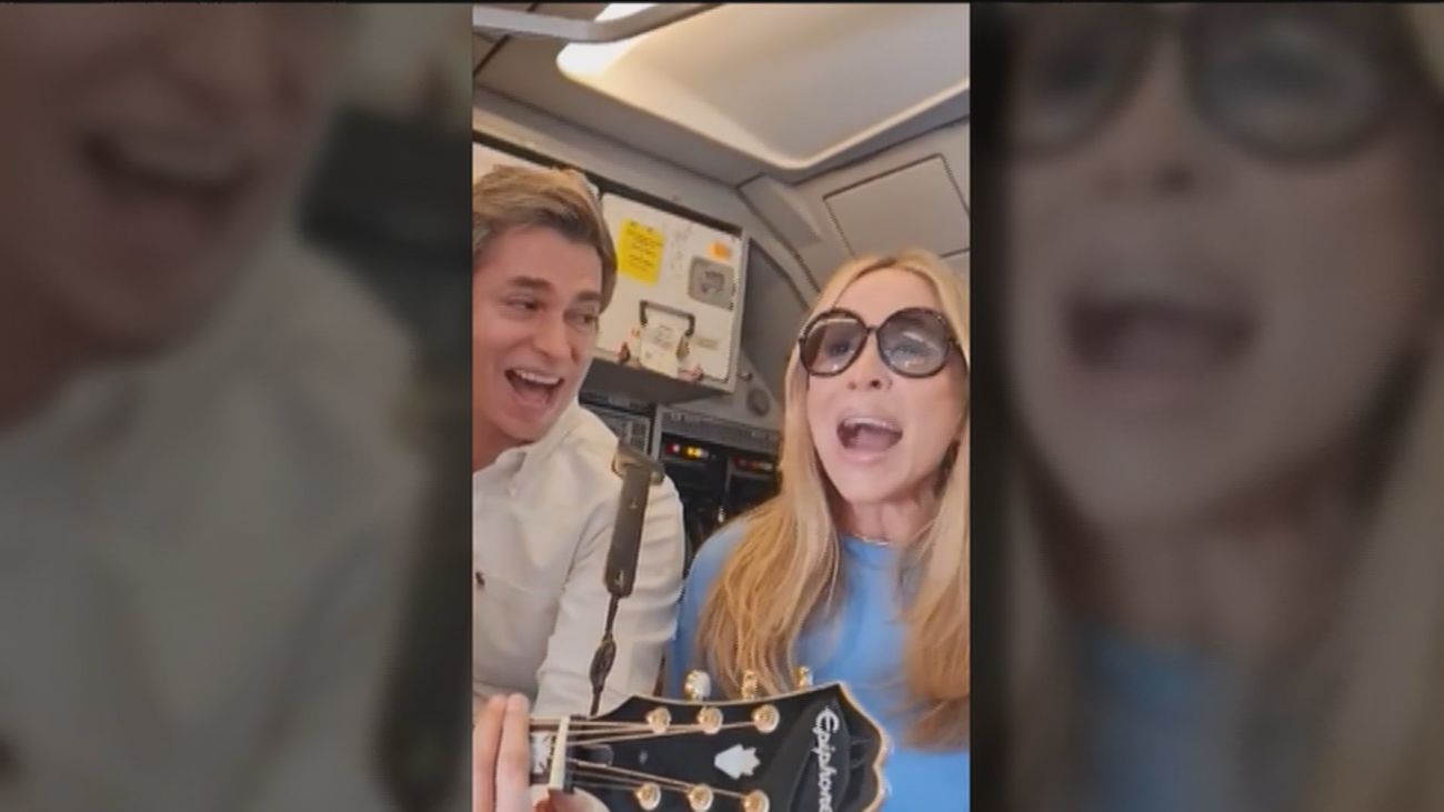 Marta Sánchez y Carlos Baute amenizan un vuelo turbulento cantando 'Colgando en tus manos'