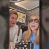 Marta Sánchez y Carlos Baute amenizan un vuelo turbulento cantando 'Colgando en tus manos'