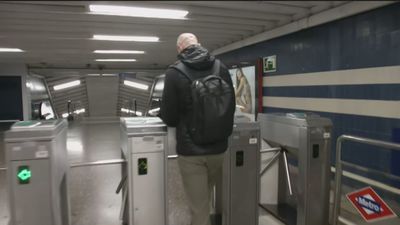 Metro de Madrid pondrá en marcha el pago con tarjeta de crédito y móvil en los tornos
