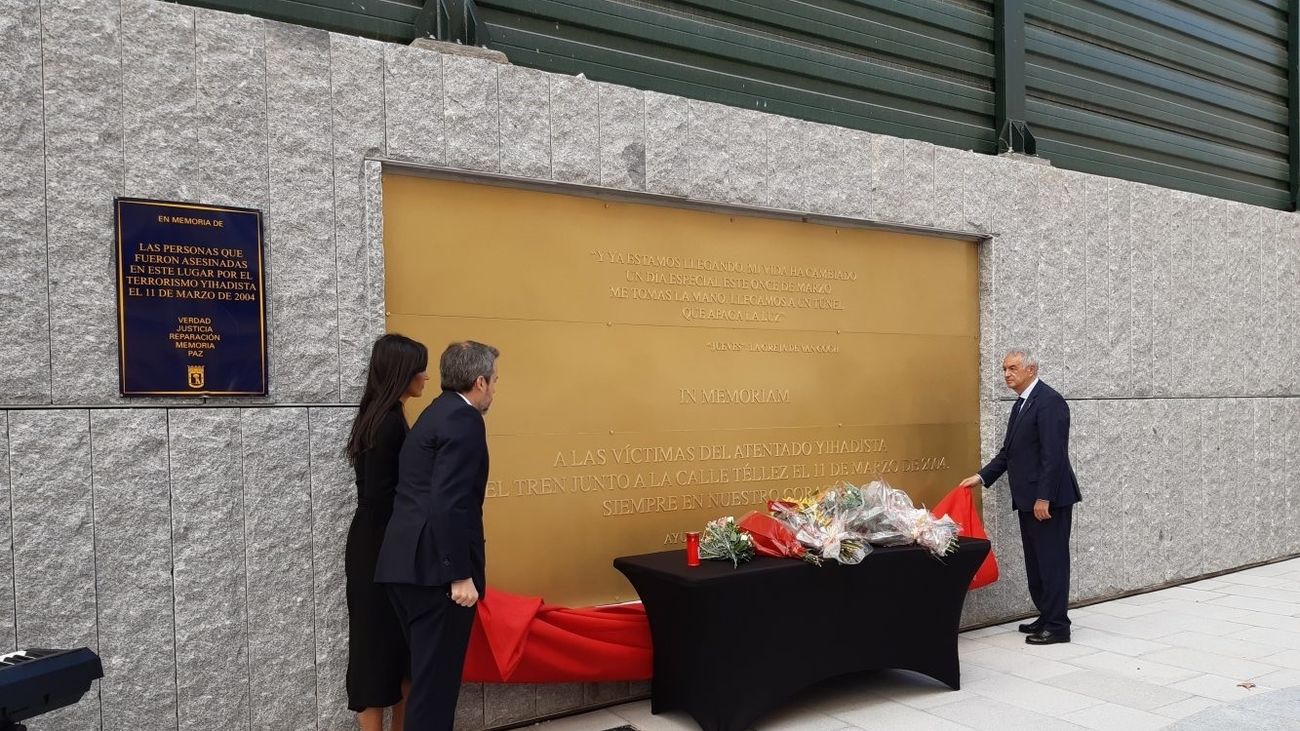 La calle Téllez recuerda a las víctimas del 11-M con una placa