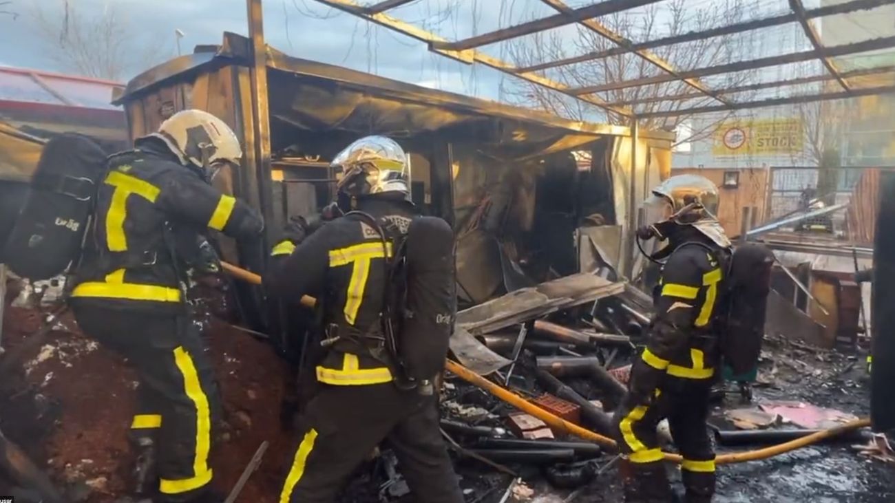 Evitan la propagación del fuego de una caseta a una nave industrial en Parla