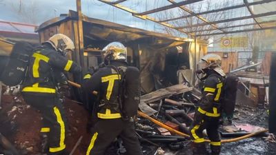 Evitan la propagación del fuego de una caseta a una nave industrial en Parla