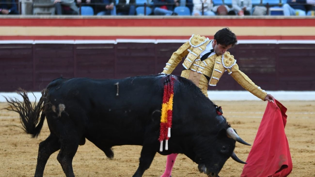 Juan del Álamo, con tres orejas en Villa del Prado, abre la primera puerta grande de la Copa Chenel  (Parte 2ª)