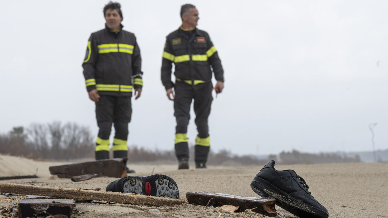 Al menos 30 migrantes desaparecidos en el naufragio de un barco que se dirigía a Italia