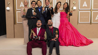 Las mejores imágenes de la alfombra (champán) de los Oscar 2023