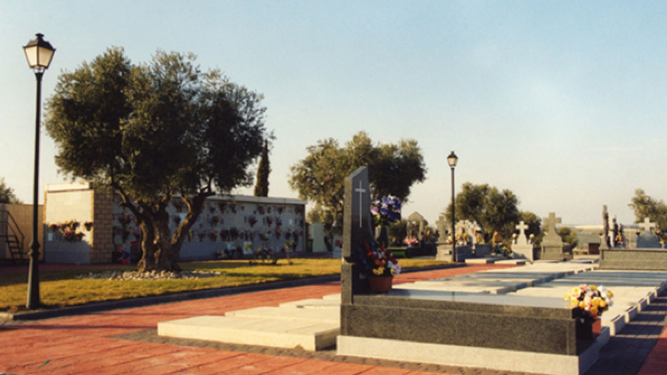 O fosa común o incineración, Valdemoro se queda sin nichos en el cementerio