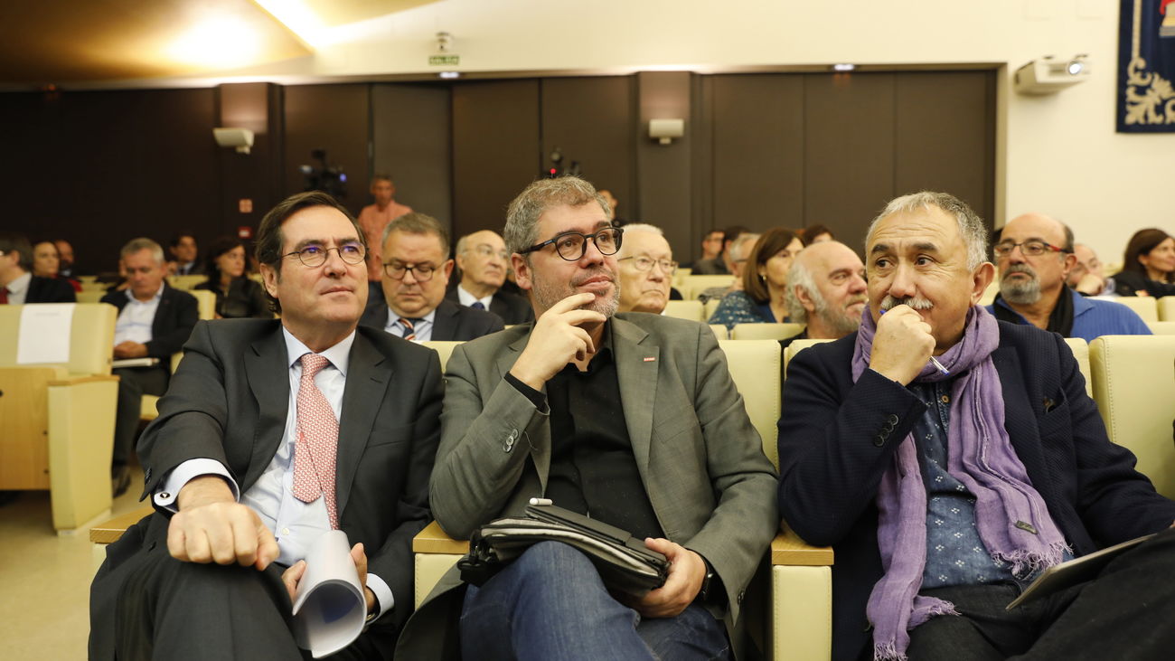 El presidente de la CEOE, Antonio Garamendi; el secretario general de CCOO, Unai Sordo; y el secretario general de UGT, Pepe Álvarez, en una imagen de archivo