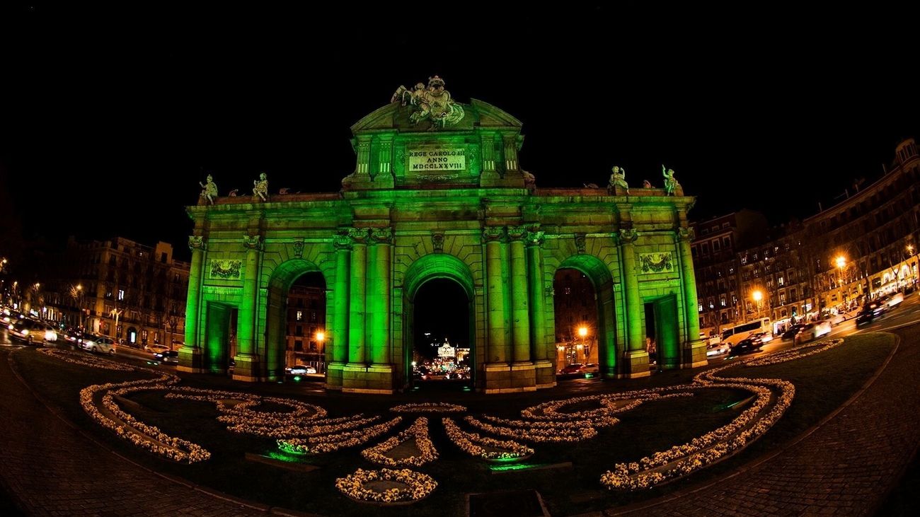 La Puerta de Alcalá teñida de verde por el 'Día de San Patricio'