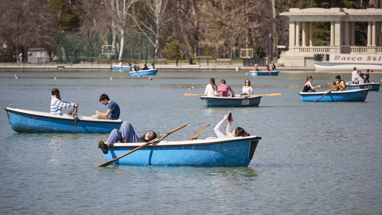 Varias personas en las barcas del estanque en el Parque del Retiro