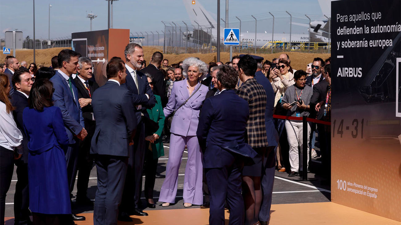 El rey y Sánchez visitan la factoria de CASA en Getafe por su primer centenario