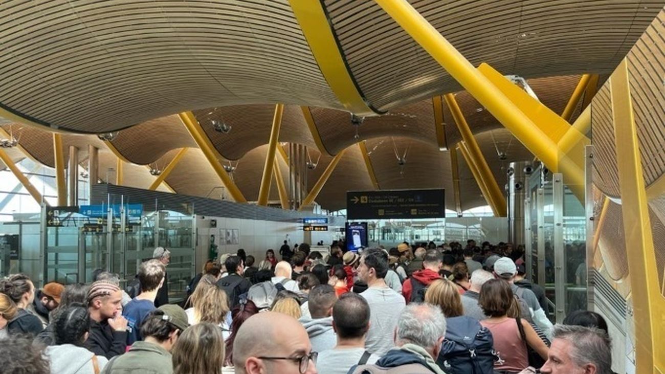 Colas y vuelos perdidos en Barajas: las aerolíneas denuncian la falta de policías