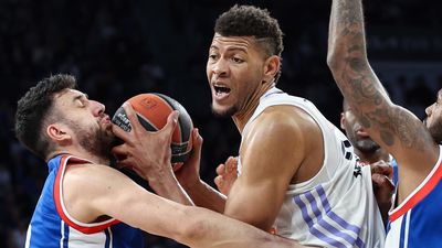 La casta del Real Madrid no puede con el festival triplista del Efes, 90-89