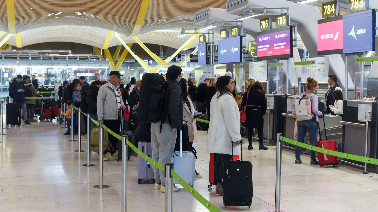 Las aerolíneas alertan de los retrasos y las colas de Barajas: "Y aún no estamos en temporada alta"
