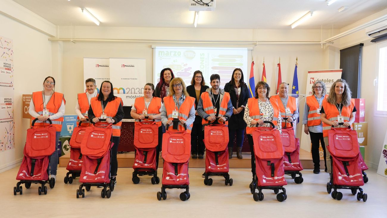 Móstoles  contrata 'auxiliares de compra' para vecinos con movilidad reducida