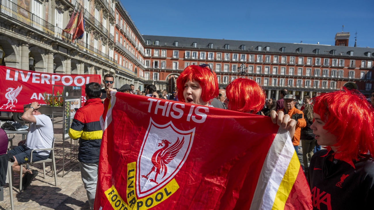 Llegan los primeros hinchas del Liverpool a Madrid