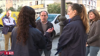 Los 'maestros' del reciclaje enseñan a comerciantes y vecinos a separar residuos en Madrid