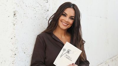 Mónica Carrillo: "Escribir es una manera de evadirme de la información y así no voy al psicólogo"