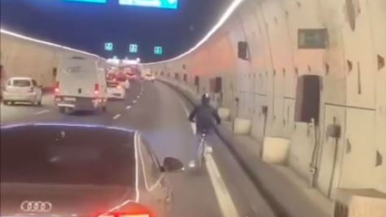 Un ciclista imprudente se cuela en los túneles de la M-30