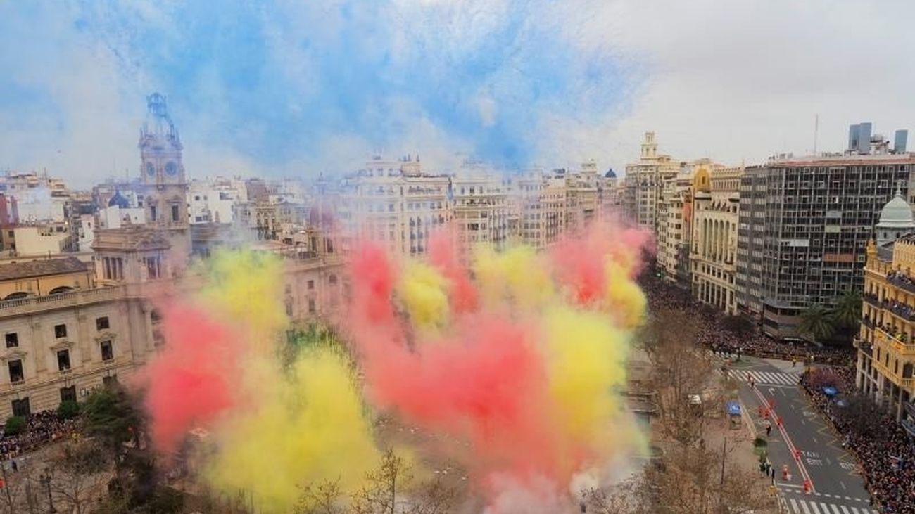 Bomberos de Valencia formarán a los de Madrid para la 'mascletà' de la capital