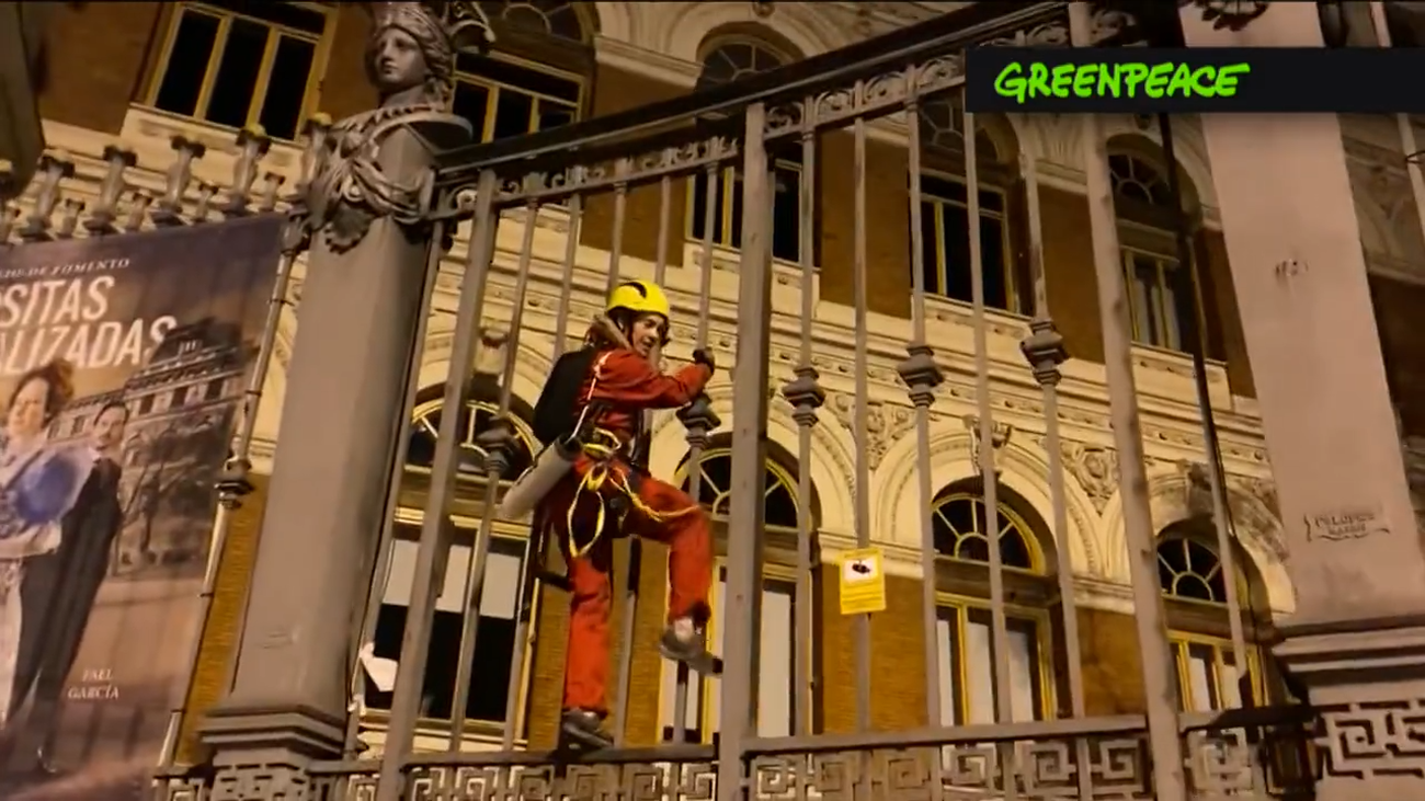 Greenpeace bloquea las entradas del Ministerio de Agricultura en protesta por las macrogranjas