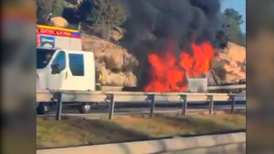 Aparatoso incendio de un minibus escolar en la A-1 a la altura de La Cabrera