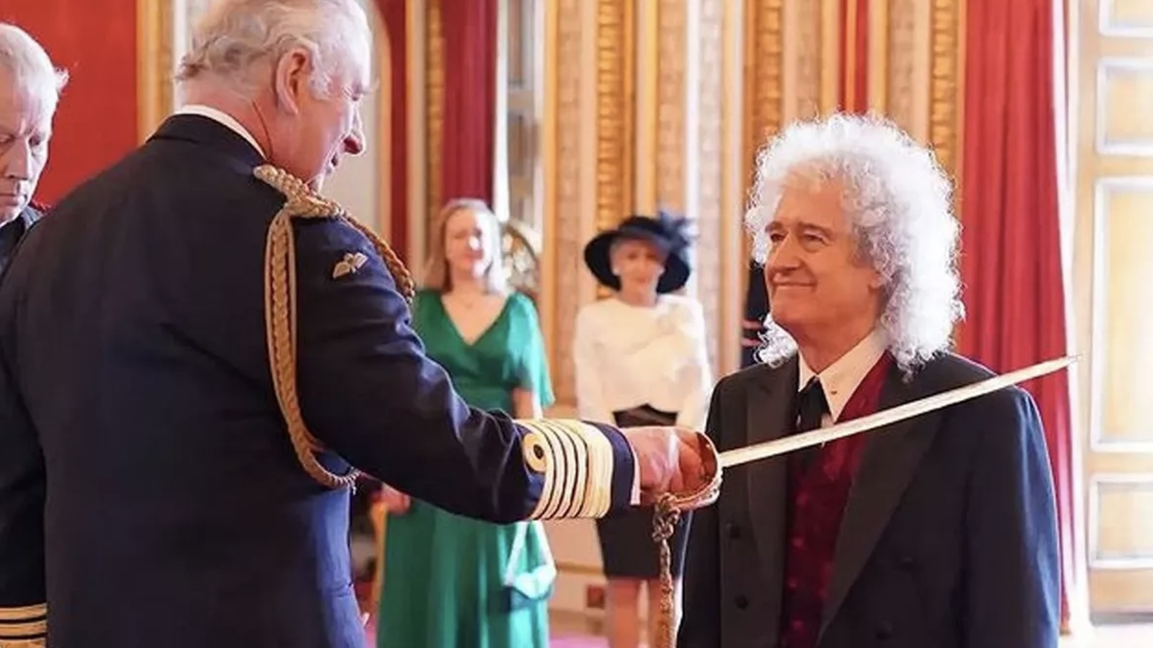 El rey Carlos III ordena caballero al guitarrista de Queen