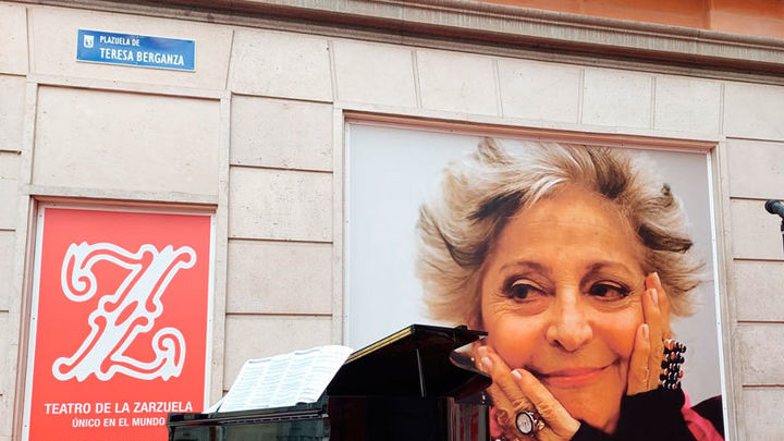 La plaza más zarzuelera de Madrid ya lleva el nombre de Teresa Berganza / @AlevySoler