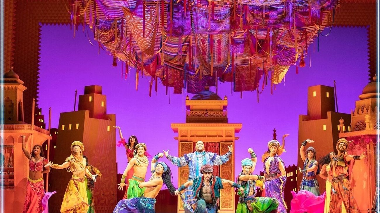 Aladdín y su alfombra mágica sobrevuelan la Gran Vía de Madrid