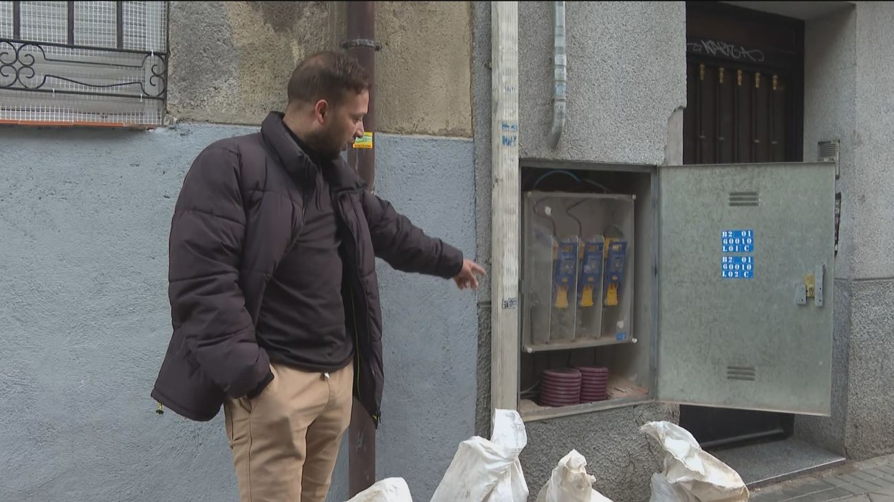 Seis meses sin luz en su casa de Tetuán por culpa de unos okupas