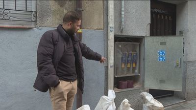 Seis meses sin luz en su casa de Tetuán por culpa de unos okupas