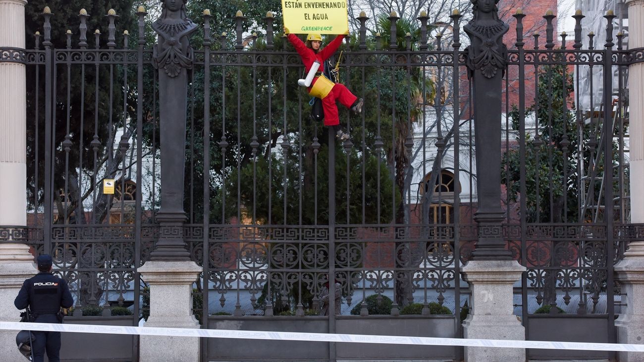 Desalojan a los activistas de Greenpeace que protestaban ante Agricultura